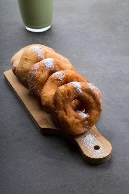 Tatlı olarak pudra şekerli kızarmış donut.