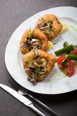 Patates püresi, patates püresi ve sebzeyle servis edilen çörekler.