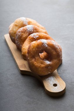 Tatlı olarak pudra şekerli kızarmış donut.