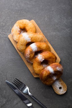 Tatlı olarak pudra şekerli kızarmış donut.