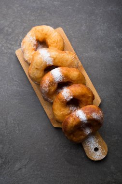 Tatlı olarak pudra şekerli kızarmış donut.