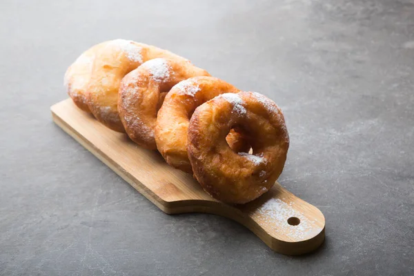 Tatlı olarak pudra şekerli kızarmış donut.