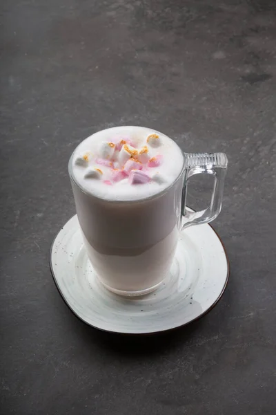 Copo Vidro Bebida Babyccino Com Marshmallows Espuma Leite — Fotografia de Stock