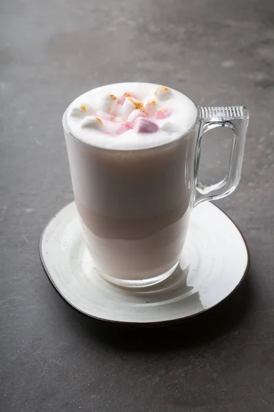 Copo Vidro Bebida Babyccino Com Marshmallows Espuma Leite — Fotografia de Stock