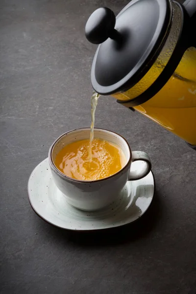 Imprensa Francesa Com Chá Ervas Amarelo Uma Mesa Escura — Fotografia de Stock