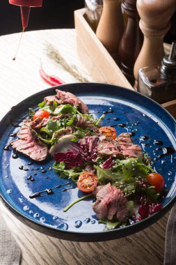 Barda kırmızı şarapla servis edilen rosto salatası.