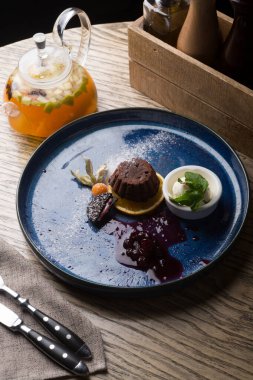 Meyve çayıyla servis edilen çikolatalı pasta.