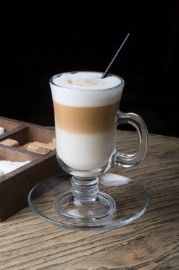 Şeffaf bardakta pipetle servis edilen kahve.