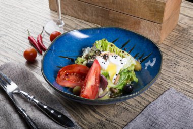 Kırmızı şarapla servis edilen haşlanmış yumurta salatası.