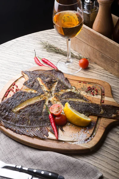 Pescado Frito Servido Sobre Tabla Madera Con Copa Vino Blanco —  Fotos de Stock