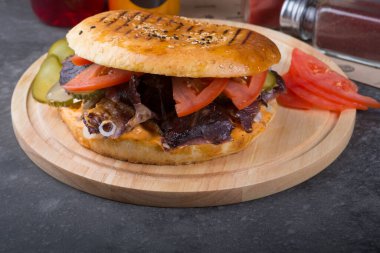 Tahta kesme tahtasında servis edilen taze et kebabı.