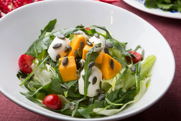 Verse Vegetarische Salade Met Pompoen Zonnebloempitten — Stockfoto