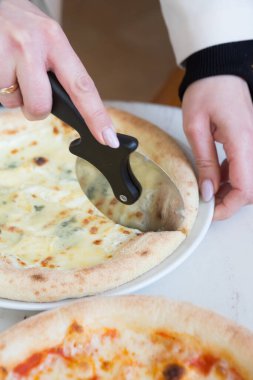 Pizza kesen kadın özel yuvarlak pizza bıçağıyla
