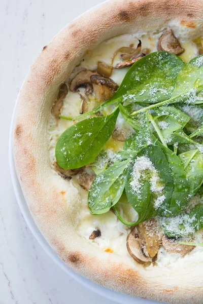 Pizza Neapolitan Inteira Com Folhas Manjericão Verde Queijo Cima — Fotografia de Stock