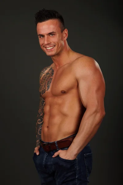 yakışıklı kaslı adam