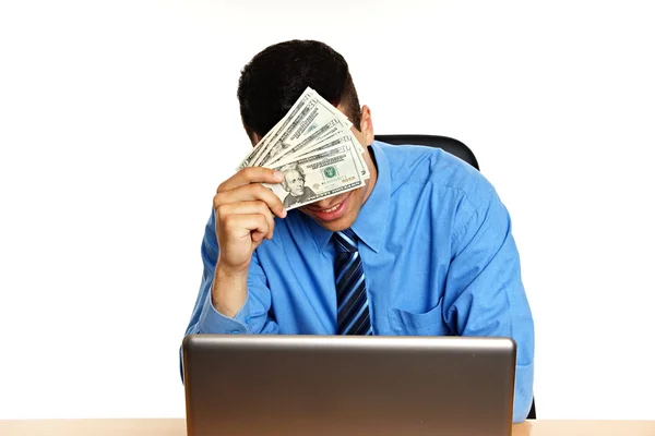 Бизнесмен в синей рубашке думает деньгами — стоковое фото
