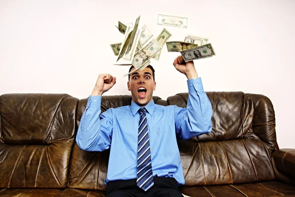 Affärsman förvånad av regn av pengar — Stockfoto