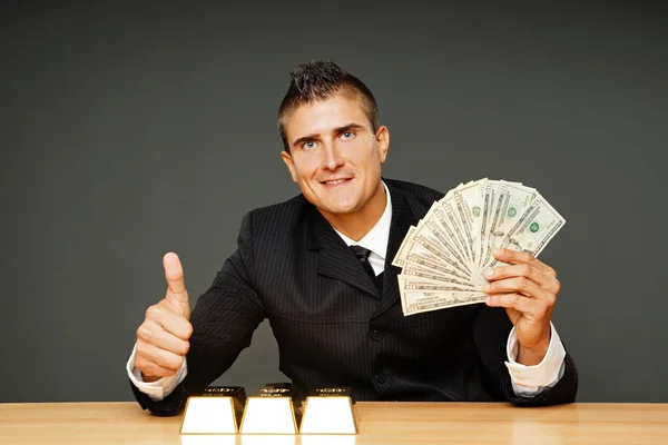 Empresário mostra-lhe dinheiro — Fotografia de Stock