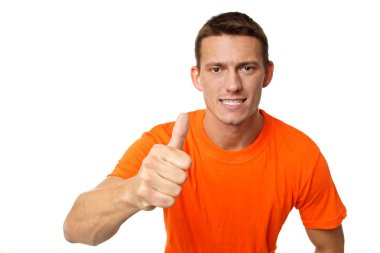 Turuncu tişörtlü adam kadar parmak gösterir