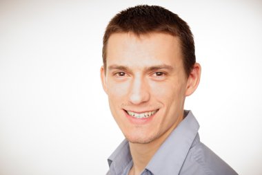 gülümseyen genç adam