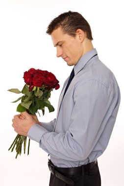 Genç adam kırmızı gül buketi tutar