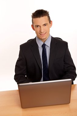 İşadamı dizüstü bilgisayarda çalışır