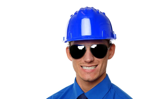 Jovem empresário em um capacete . — Fotografia de Stock