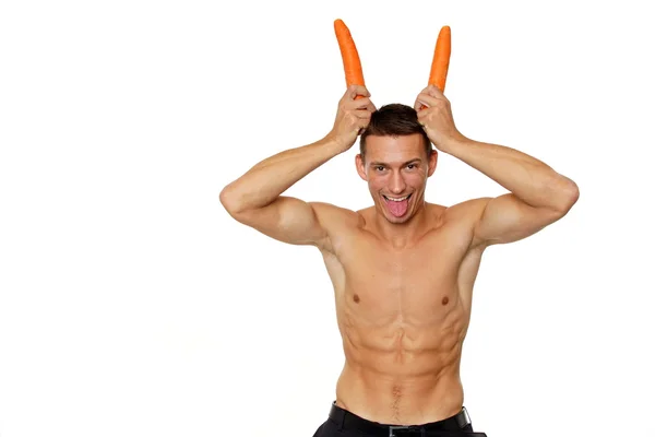 Человек, держащий морковь над головой — стоковое фото