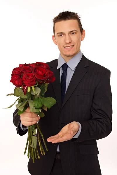Mann hält Strauß roter Rosen in der Hand — Stockfoto