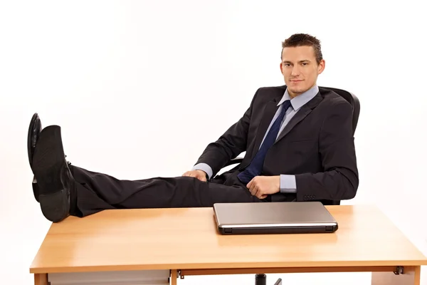 Empresário relaxa no trabalho — Fotografia de Stock