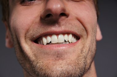 Yakın kadar gülümseyen