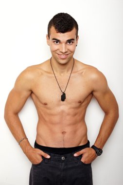 genç gülümseyen adam