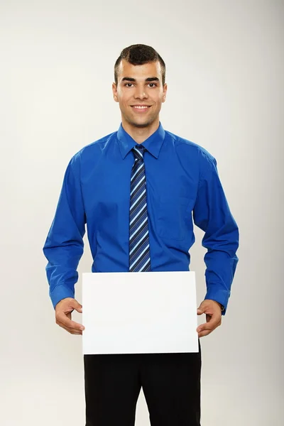 Mladý podnikatel drží papír — Stock fotografie