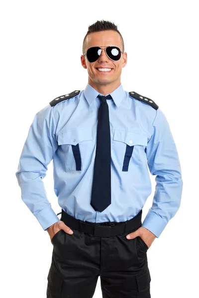 Gülümseyen genç polis memuru