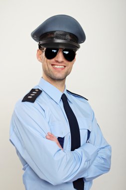 Polis güneş gözlüğü