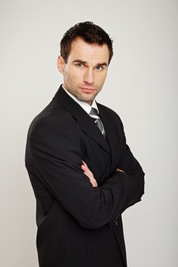 katlanmış ellerle yakışıklı işadamı.