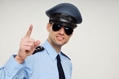 Öfkeli polis memuru fuarlarında