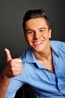 Genç adam mavi gömlek gülümseyen