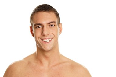 gülümseyen yakışıklı genç