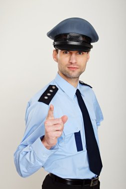 Polis seni parmağıyla gösterir