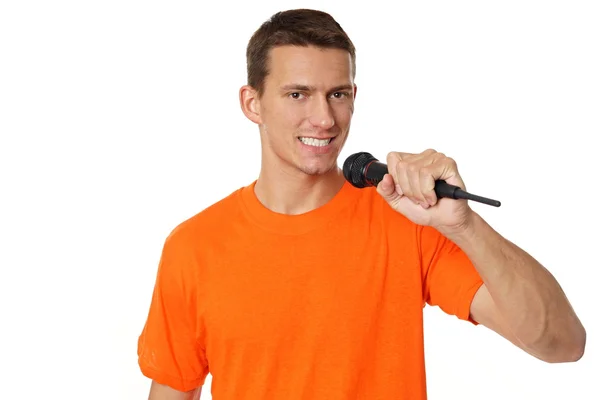 Seorang pria bernyanyi di mikrofon — Stok Foto