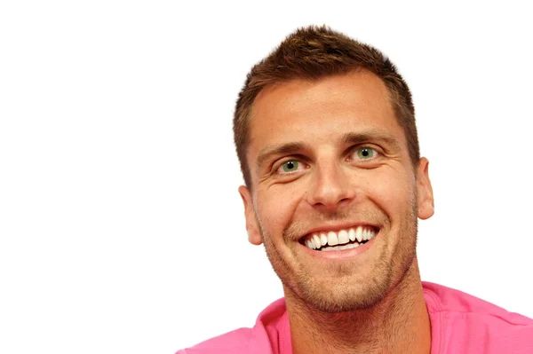 Pembe gömlekli genç adam