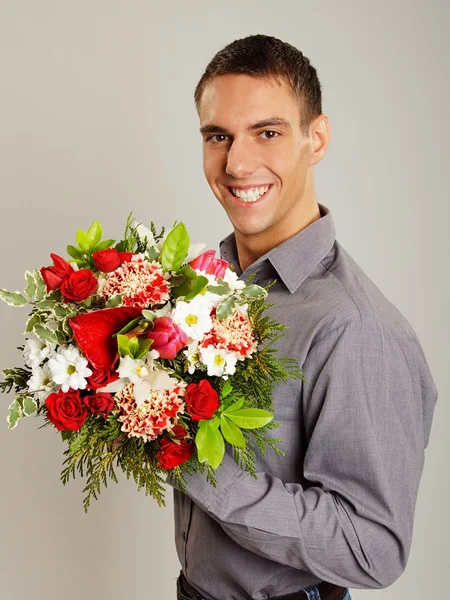 Man houdt boeket van bloemen — Stockfoto