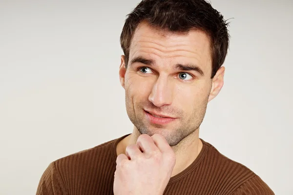 Kahverengi tişörtlü adam