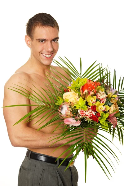 Άνθρωπος χωρίς πουκάμισο κρατώντας λουλούδια — Φωτογραφία Αρχείου