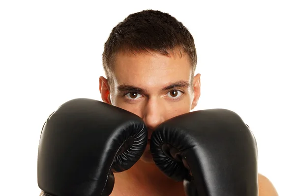 Uomo muscolare posa con i guanti boxer — Foto Stock