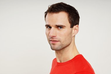 Kırmızı tişörtlü adam