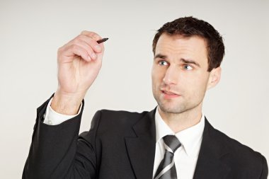 İşadamı düşünüyor ve marker ile yazıyor