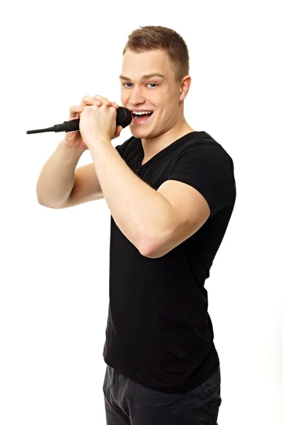 Homem de camisa preta cantando em Karaoke — Fotografia de Stock