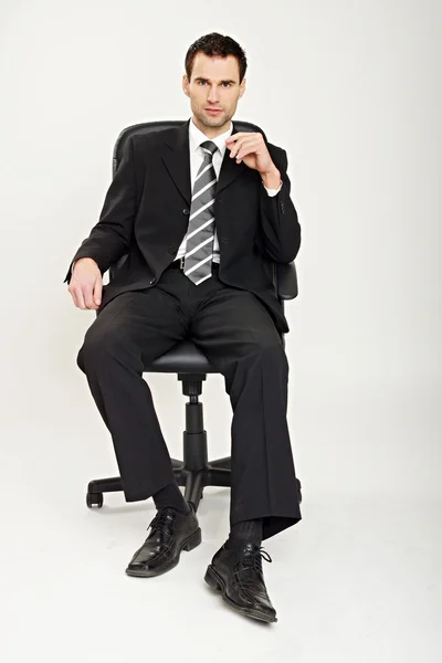 Zakenman zit op bureaustoel — Stockfoto
